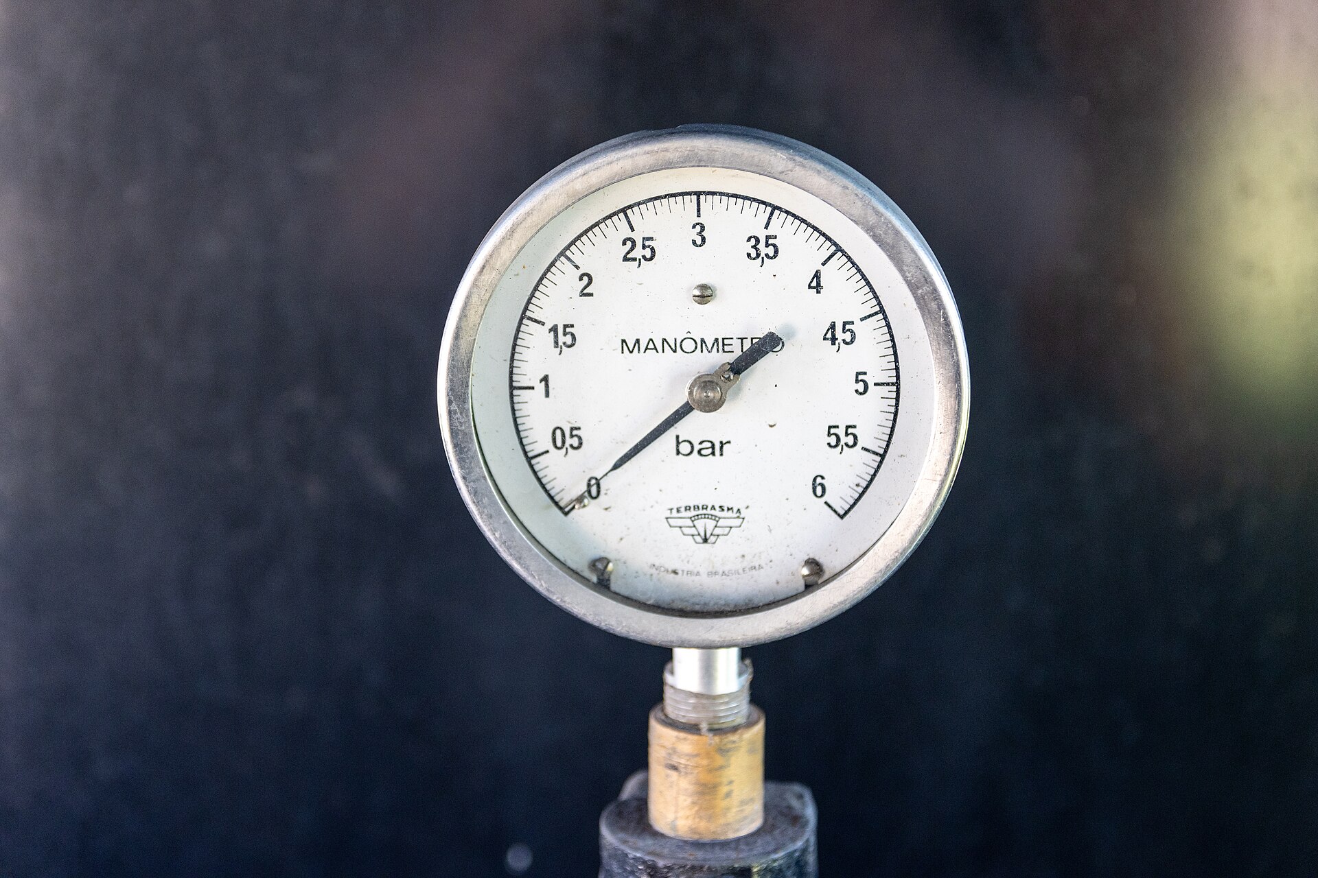 Figure 2 — 2 — A pressure gauge: a graduated dial behind glass in a turned bezel, on a threaded stem. The bezel, the glass, the needle and the face are all elements the aesthetic borrows, and on a me…